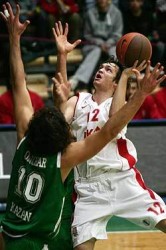 Латвийци подляха вода на Лукойл Академик за Аделеке и Чанак